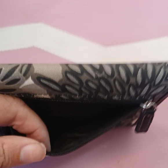 Tommy Hilfiger Black and White Floral Wallet - Picture 4 of 7